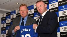 Manajer Everton, Ronald Koeman, memperkenalkan pemain barunya, Wayne Rooney, saat jumpa pers di Goodison Park, Liverpool, Senin (10/7/2017). (AFP/Paul Ellis)