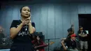 Bersama musisi kenamaan Indonesia, Tantri dan kawan-kawan di band Kotak membawakan dua buah lagu untuk performa mereka di panggung HUT SCTV ke-25. (Deki Prayoga/Bintang.com)