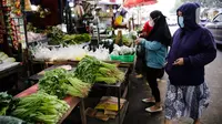 Pembeli berbelanja kebutuhan pokok di Pasar Lembang, Tangerang, Selasa (24/8/2021). Bank Indonesia (BI) memperkirakan, Indeks Harga Konsumen (IHK) alias inflasi akan berlanjut pada bulan Agustus 2021. (Liputan6.com/Angga Yuniar)