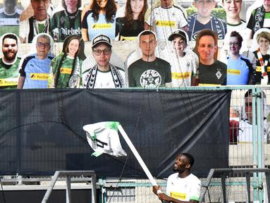 Pemain Borussia Moenchengladbach, Marcus Thuram, melakukan selebrasi usai membobol gawang Union Berlin pada laga Bundesliga di Stadion Borussia-Park, Minggu (31/5/2020). Moenchengladbach menang 4-1 atas Union Berlin. (AP/Martin Meissner)