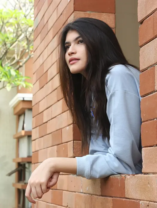 Pemeran Agatha Valerie tak mempermasalahkan bermain dalam sinetron bernuansa Islami. Bagi remaja 18 tahun itu, ini merupakan pertama kalinya bermain dalam sinetron religi. Ia berperan sebagai Karmila. (Bambang E. Ros/Bintang.com)