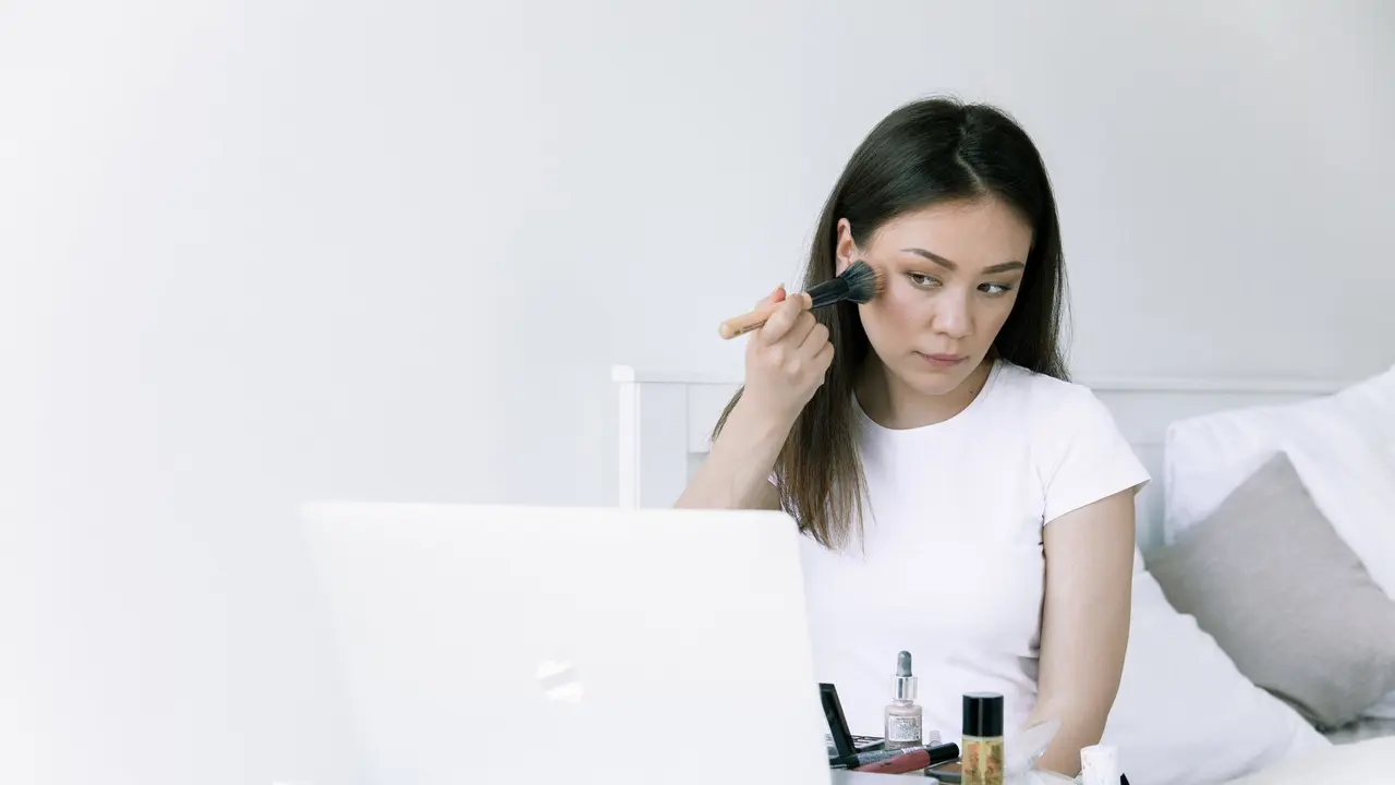 Kesalahan Menggunakan Makeup yang Harus Dihindari