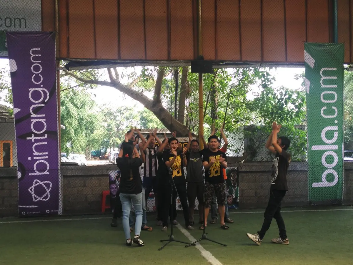 JCI Bekasi beraksi saat kompetisi chant dalam seremoni ulang tahun kedua Bintang.com dan Bola.com. (Bola.com)