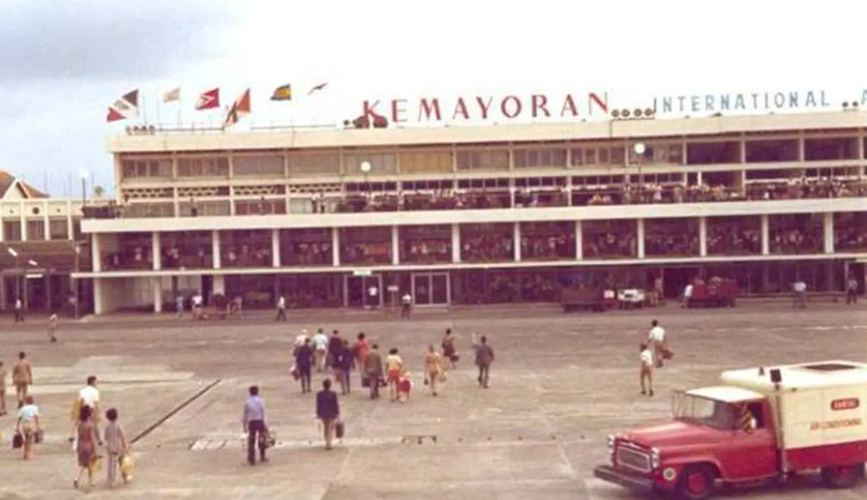 <p>Bandar Udara Kemayoran saat masih berfungsi, bukan hanya melayani penerbangan penumpang tapi militer juga memakai bandara ini untuk aktifitas penerbangannya. (i2.wp.com)</p>