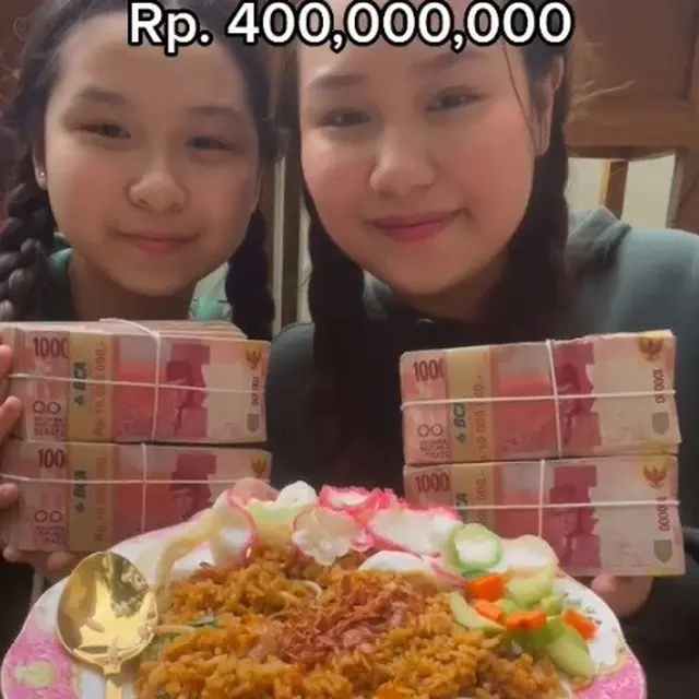 Buat Konten Ngidam Berenang Di Uang, Ini 10 Potret Sisca Kohl Dengan Gepokan Rupiah