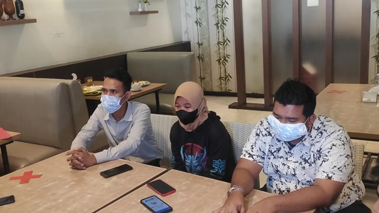 Ibu rumah tangga di Rokan Hulu yang mengaku menjadi korban pemerkosaan bersama dua kuasa hukumnya.