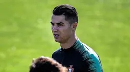 Penyerang Portugal Cristiano Ronaldo (kanan) dan Joao Felix latihan bersama jelang menghadapi Luksemburg pada laga kualifikasi Euro 2020 di Oeiras, Portugal, Rabu (9/10/2019). Portugal akan menghadapi Luksemburg di Estadio Jose Alvalade pada 12 Oktober 2019. (Patricia De Melo Moreira/AFP)