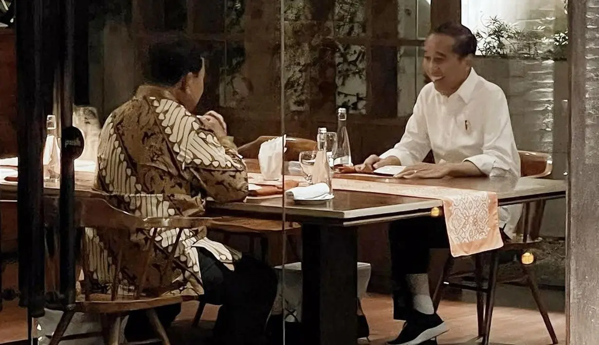 Menteri Pertahanan sekaligus calon presiden nomor urut 2 Prabowo Subianto mengunggah foto dirinya tengah makan malam berdua dengan Presiden Joko Widodo atau Jokowi pada Jumat (5/1/2024). Keduanya makan malam di salah satu restoran di kawasan Jakarta Pusat. (Instagram/prabowo)