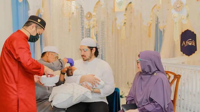 Siti Nurhaliza menggelar acara akikah dan tahnik untuk anak keduanya (https://www.instagram.com/p/COMXRkZnfGb/)