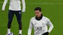 Gelandang PSG Julian Draxler membawa bola saat mengikuti sesi latihan di stadion Signal Iduna Park di Dortmund, Jerman (17/2/2020). PSG akan bertanding melawan Borussia Dortmund pada leg pertama babak 16 Liga Champions. (AFP Photo/Ina Fassbender)