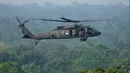 Helikopter Blackhawk Angkatan Darat Amerika Serikat terbang saat latihan militer gabungan Super Garuda Shield 2022 di Baturaja, Sumatera Selatan, Indonesia, Jumat (12/8/2022). Militer Amerika Serikat dan Indonesia melakukan latihan tempur tahunan di Pulau Sumatera, Indonesia. (AP Photo/Dita Alangkara)