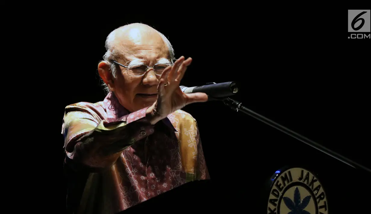 Ketua Dewan Pertimbangan Presiden periode 2010-2014, Emil Salim saat menyampaikan Renungan Pancasila di Teater Kecil TIM, Jakarta, Selasa (7/8). Renungan Pancasila merupakan tema STA Memorial Lecture pada 2018. (Liputan6.com/Helmi Fithriansyah)
