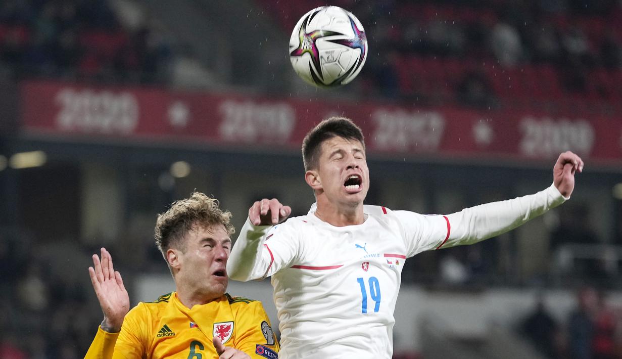 Kedua tim bermain sama kuat dengan skor 2-2. (AP/Petr David Josek)