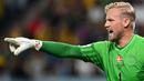 Kasper Schmeichel. Kiper Timnas Denmark yang baru saja bergabung dengan OGC Nice pada awal musim 2022/2023 ini kini telah menginjak usia 36 tahun. Namun posisinya bersama Timnas Denmark belum tergeser sejak menjalani debut pada 6 Februari 2013. Hingga kini ia telah mengoleksi 89 caps dengan torehan 43 kali clean sheet dan kebobolan 71 gol. (AFP/Paul Ellis)