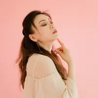 Double chin bikin kurang percaya diri? atasi dengan engan senam wajah berikut ini. (pexels/rodnae production).