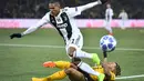 Bek Juventus  Alex Sandro gagal melewati hadangan pemain Young Boys pada laga lanjutan Liga Champions yang berlangsung di stadion Stade de Suisse, Swiss, Kamis (13/12). Juventus kalah 1-2 atas Young Boys. (AFP/Fabrice Coffrini)