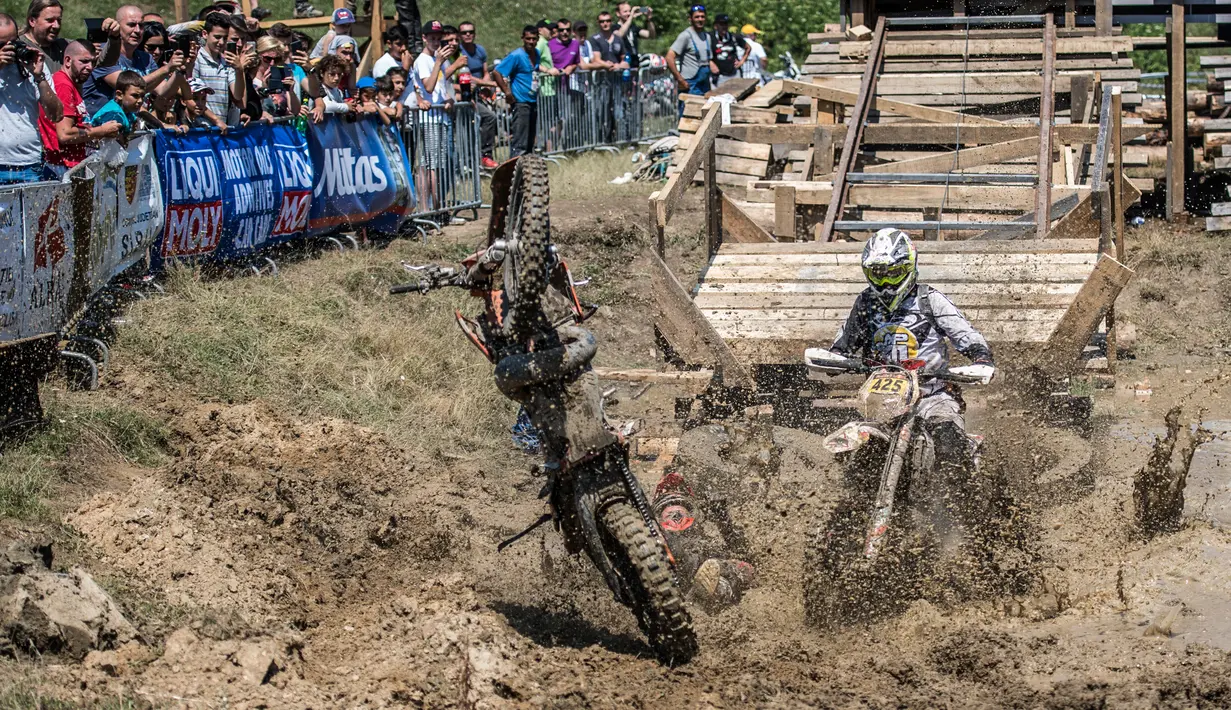 Seorang peserta kehilangan kendali motornya saat berusaha melintasi kubangan lumpur pada perlombaan hari keempat Red Bull Romaniacs di Sibiu, Romania, 16 Juli 2016. (REUTERS/Predrag Vuckovic/Red Bull Content Pool)