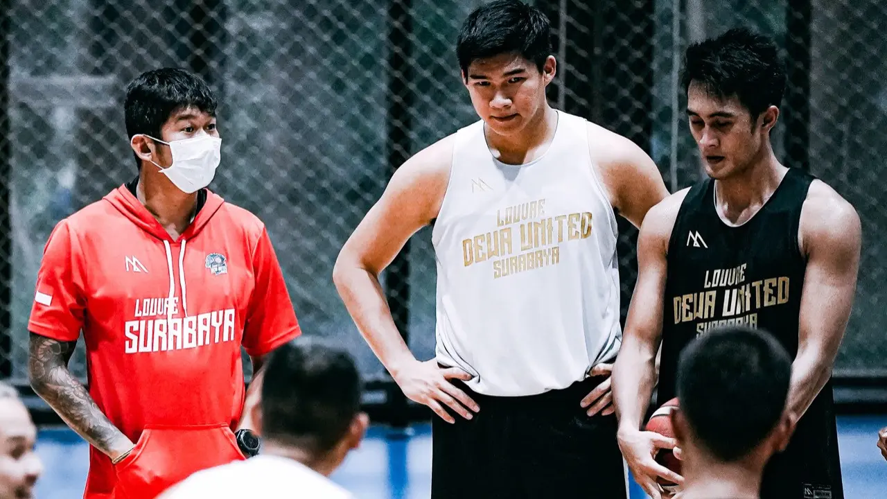 Para pemain klub Dewa United Basketball sedang latihan