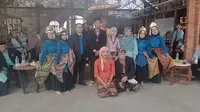 Para siswa Madrasah Aliyah Karya Muda (KM) Banyuresmi, Garut, Jawa Barat, mentas upacara adat sunda dalam pelepasan dan kenaikan kelas. (Liputan6.com/Jayadi Supriadin)