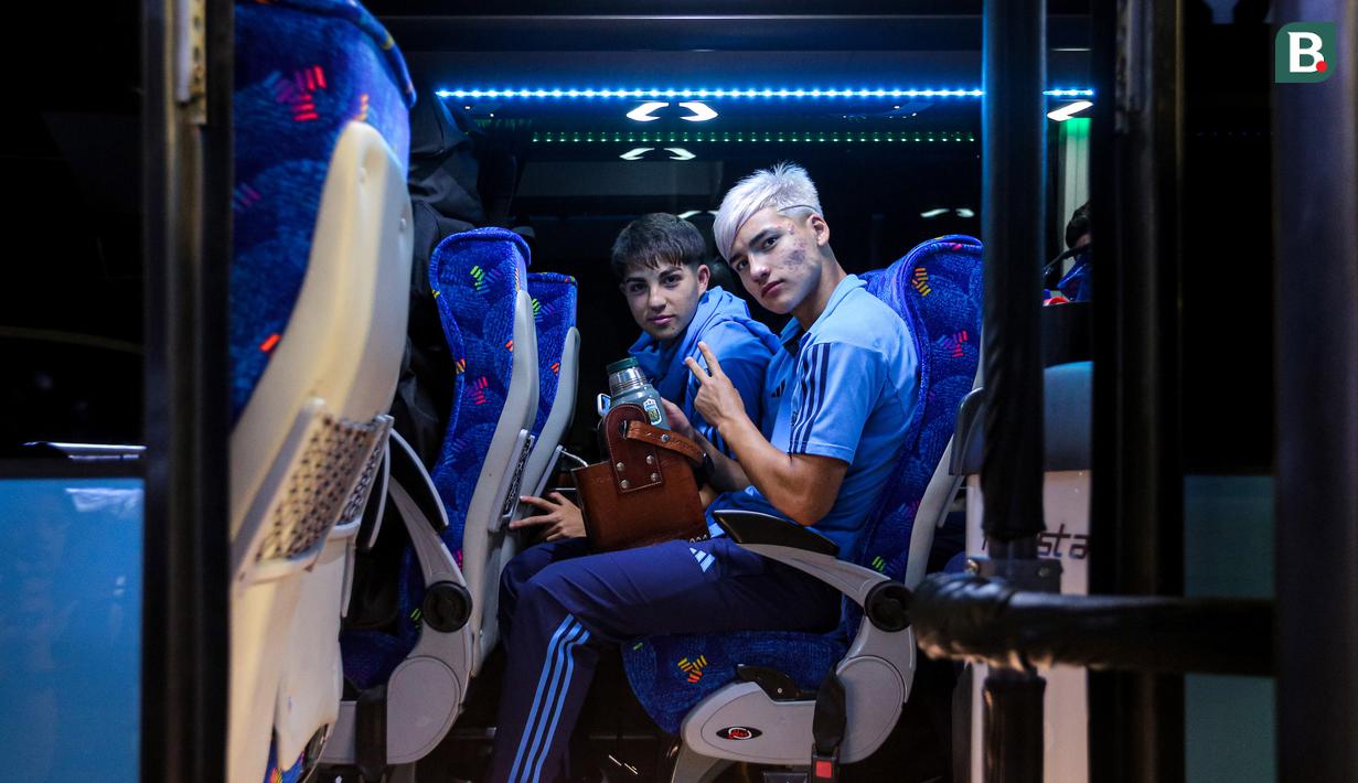 Pemain Timnas Argentina U-17, Ian Subiabre (kanan) bersama rekannya berpose saat duduk di dalam bus sebelum meninggalkan Terminal 3 Bandara Soekarno Hatta, Tangerang, Banten, Rabu (1/11/2023). (Bola.com/Bagaskara Lazuardi)