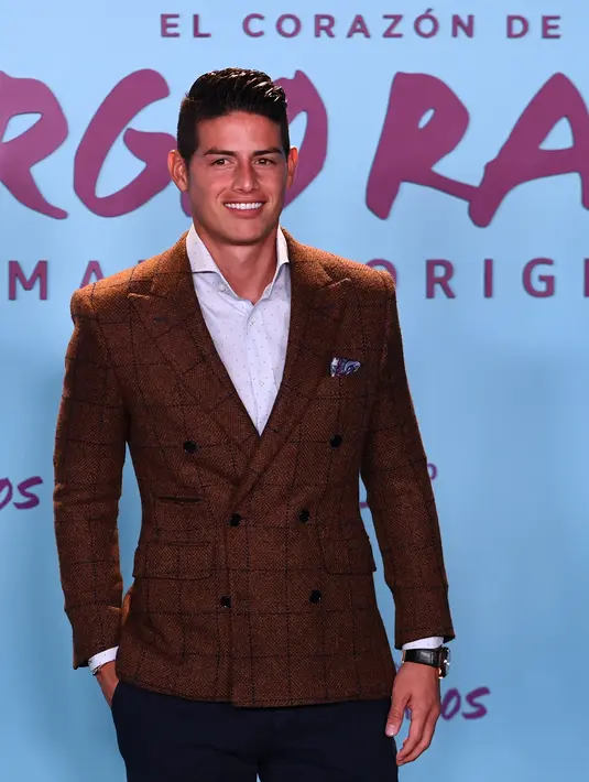 Gelandang Real Madrid, James Rodriguez berpose menghadiri pemutaran perdana film dokumenter otobiografi bek Real Madrid Sergio Ramos "El Corazon de Sergio Ramos" (hati Sergio Ramos) di Madrid, Spanyol (10/9/2019). (AFP Photo/Gabriel Bouys)