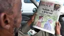 <p>Seorang pria membaca koran lokal dengan penghormatan untuk mantan presiden Kenya Mwai Kibaki, di Nairobi, pada 23 April 2022. Mantan Presiden Kenya, Mwai Kibaki, yang pernah memimpin negara Afrika Timur itu selama lebih dari satu dekade, dikabarkan meninggal dunia pada Jumat (22/4) di usia 90 tahun. (Simon MAINA / AFP)</p>