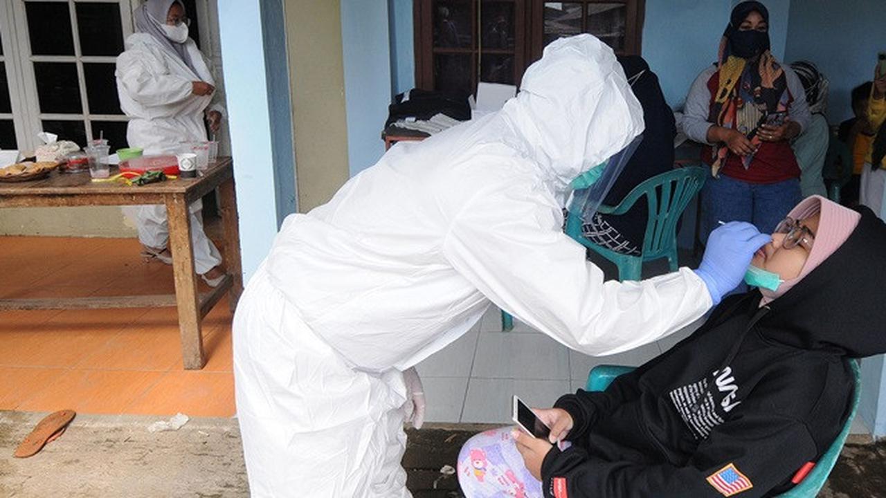 Banner Infografis Lonjakan Kasus Covid-19 di Kudus hingga Bangkalan. (Liputan6.com/Trieyasni)