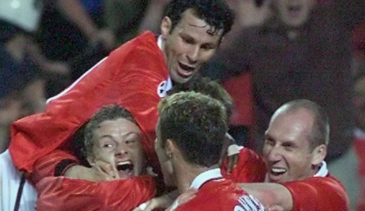 Para pemain Manchester United merayakan gol yang dicetak oleh Ole Gunnar Solskjaer ke gawang Bayern Munchen pada laga final Liga Champions di Stadion Camp Nou, Barcelona (26/5/1999). Manchester United menang 2-1 atas Bayern Munchen. (AFP/Eric Cabanis)