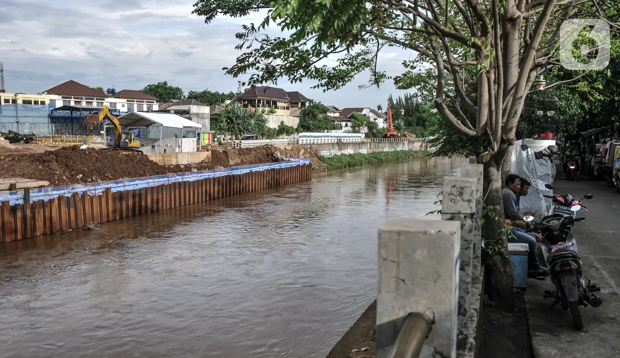 Aktivitas warga permukiman yang berada di sekitar proyek pembangunan Sodetan Kali Ciliwung di Bidara Cina, Kecamatan Jatinegara, Jakarta Timur, Rabu (26/10/2022). Menteri Pekerjaan Umum dan Perumahan Rakyat (PUPR) Basuki Hadimuljono mengatakan proyek Sodetan Ciliwung ini ditargetkan rampung Februari atau Maret 2023. (merdeka.com/Iqbal S. Nugroho)