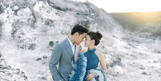 Foto-foto prewedding Jessica Jane dan Erwin Phang sukses mencuri perhatian di media sosial. Mengusung konsep yang elegan dan penuh kehangatan, pemotretan ini terasa seperti adegan romantis dalam drama China.  [@jessicajane99].