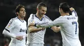 Pemain Real Madrid, Karim Benzema (tengah) melakukan selebrasi bersama rekannya, Cristiano Ronaldo (kanan) dan Ricardo Kaka pada laga lanjutan Liga Spanyol 2012/2013 melawan Sevilla di Stadion Santiago Bernabeu, Madrid, 9 Februari 2013.(AFP/Dominique Faget)