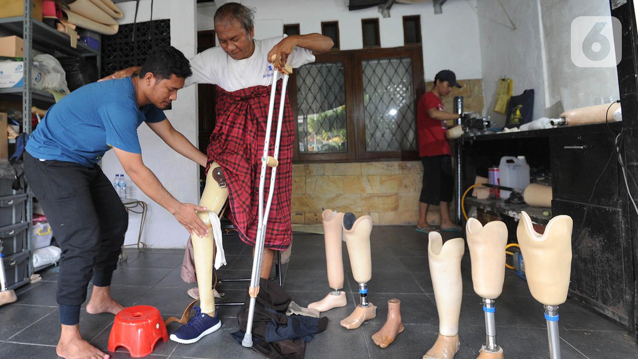 Melihat Pembuatan Kaki dan Tangan Palsu di Ciputat Baru