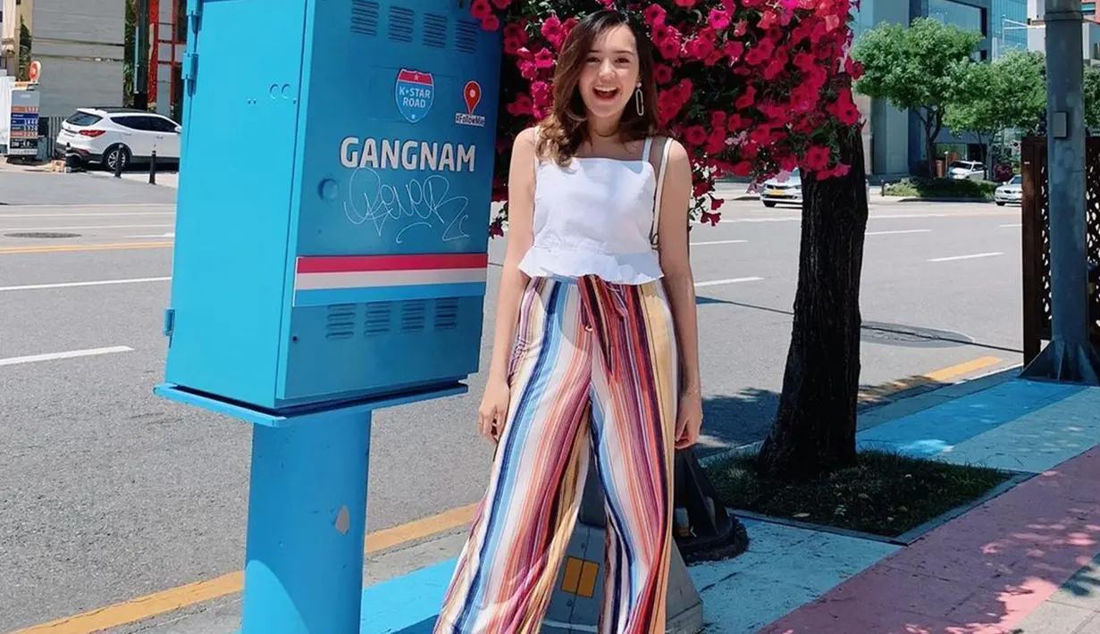 Busana putih yang dipadukan celana stripe warna-warni, penampilan Beby Tsabina ini pun terlihat fresh. Dirinya pun hanya menambahkan sebuah anting bermodel simpel serta tatanan rambut sederhana. (Liputan6.com/IG/bebytsabina)