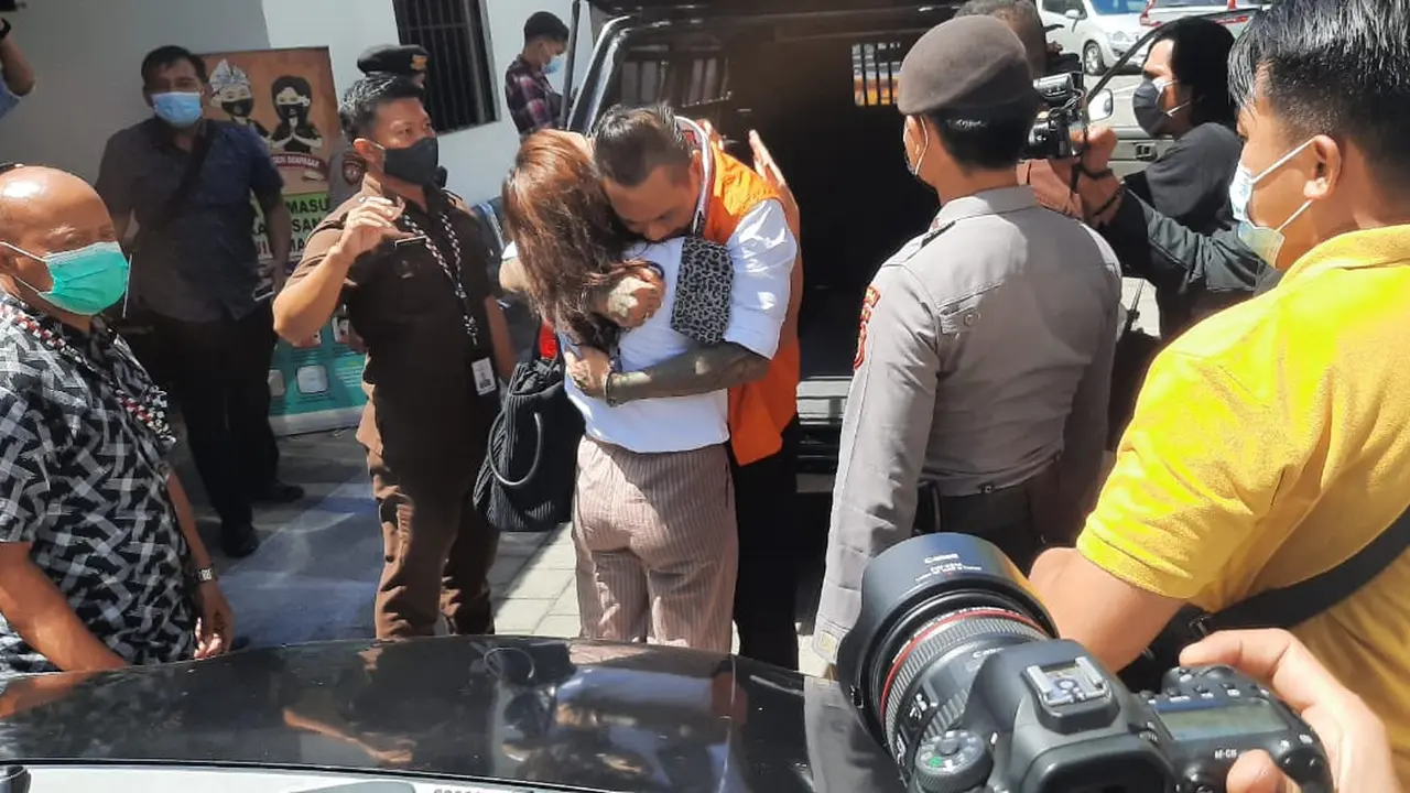 Jerinx berpelukan dengan Nora sang istri sebelum naik mobil tahanan Kejaksaan
