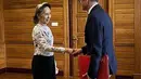 Mantan pemimpin sipil yang ditahan Aung San Suu Kyi bertemu dengan perwakilan tetap Komite Internasional Palang Merah (ICRC) untuk Myanmar Arnaude de Baecque di Naypyidaw, Myanmar, Senin, 3 Agustus 2026. (AFP/ Biro Pers dan Informasi Kepresidenan Myanmar )