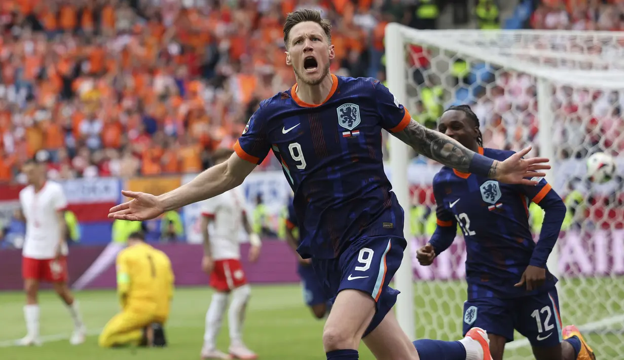 Selebrasi striker Timnas Belanda, Wout Weghorst setelah mencetak gol kedua timnya ke gawang Timnas Polandia pada laga Grup D Euro 2024 di Volksparkstadion, Hamburg, Jerman, Minggu (16/6/2024). (dpa via AP Photo/Jens Buettner)