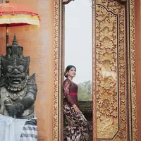 Seperti misalnya kebaya Bali berwarna merah gelap yang ia kenakan. Kebaya Bali yang cantik ini merupakan rancangan desainer Bali, Desak Made Arisanthi Dewi. (instagram/garyevan)