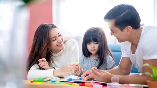 Orang tua mengajarkan anaknya (Foto Dok: Freepik/EyeEm)