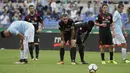 Para pemain AC Milan tertunduk lesu usai gawangnya kebobolan dari pemain Lazio, Ciro Immobile pada lanjutan Serie A di Rome Olympic stadium, (10/9/2017). Lazio menang 4-1. (AP/Alessandra Tarantino)