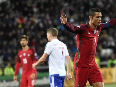 Cristiano Ronaldo menyumbang gol saat Portugal menang 6-0 atas Kepulauan Faroe pada laga Grup B Kualifikasi Piala Dunia 2018 zona Eropa di Torsvollur Stadium, Selasa (11/10/2016) dini hari WIB. (AFP/Francisco Leong)