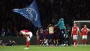 Para pemain Arsenal tertunduk lesu setelah timnya kalah dari PSG dalam laga leg 2 semifinal Liga Champions 2024/2025 di Parc des Princes, Paris, Prancis, Rabu (07/05/2025) waktu setempat. (AFP/Franck Fife)