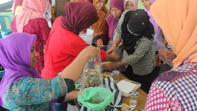 Komunitas buruh migran di Cilacap mendirikan kelompok dan menghasilkan produk rumahan untuk menambah penghasilan. (Foto: Liputan6.com/Muhamad Ridlo)