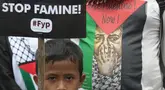 Peserta aksi bela Palestina berdemonstrasi di depan Kedutaan Besar Mesir, Jakarta, Senin (4/3/2024).  (merdeka.com/Imam Buhori)