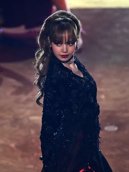 Saat beraksi di atas panggung, ekspresi wajah Lisa begitu fokus dan penuh percaya diri membawakan lagu "Live and Let Die". Tatapan matanya yang tajam dan mimik wajahnya yang ekspresif menunjukkan profesionalitas dan dedikasi Lisa sebagai seorang penyanyi. (Liputan6.com/IG/@billboard)