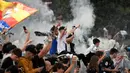 <p>Suporter Real Madrid berkumpul merayakan trofi La Liga Spanyol di alun-alun Plaza Cibeles di Madrid pada 30 April 2022. Real Madrid mengamankan gelar La Liga ke-35  setelah kemenangan kandang 4-0 atas Espanyol. (AFP/Oscar Del Pozo)</p>