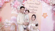 Tasya Kamila, Randi Bachtiar dan Arrasya kompak pakai baju warna cokelat muda soft, sementara Baby Shafanina menggemaskan dengan baju putih. Hadirnya anak kedua Tasya dan Randi tentunya menambah kebahagiaan keluarga pasangan yang menikah pada 2018 itu. Tak hanya kebahagiaan di wajah Tasya dan Randi, senyuman riang di wajah Arrasya juga terlihat jelas sampai bikin warganet gemas sendiri. (Liputan6.com/IG/@tasyakamila)
