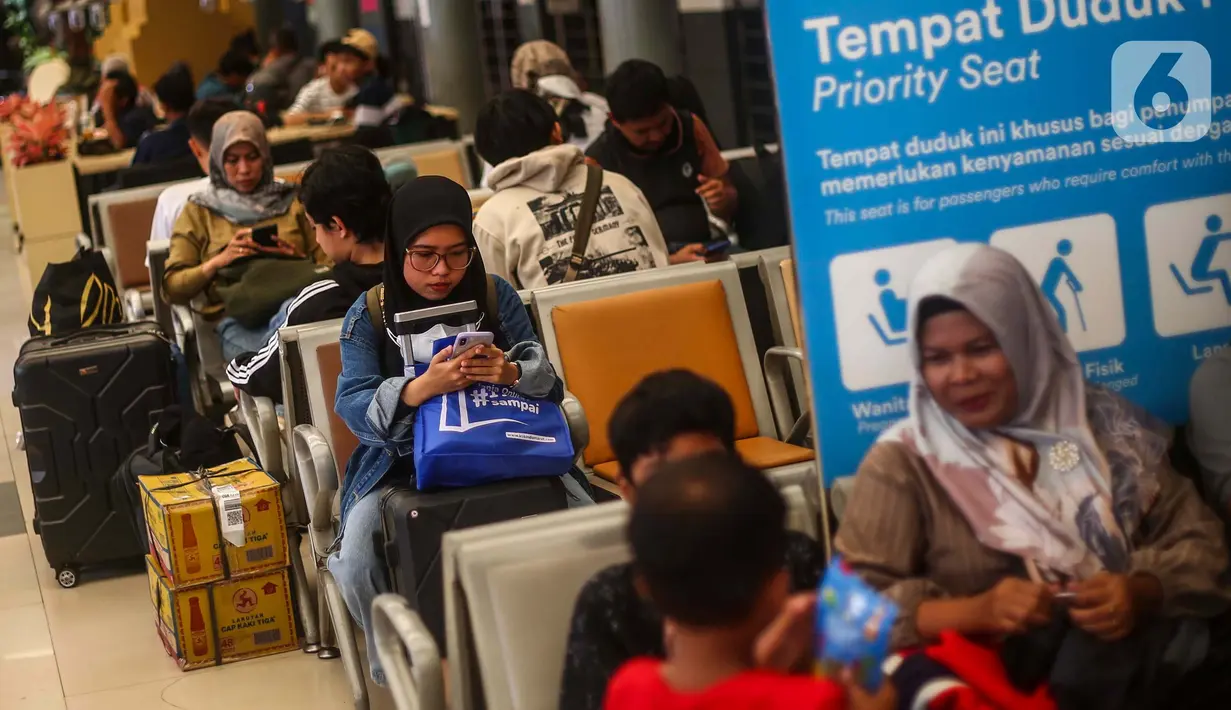 Kahumas Daop 1 Jakarta, Ixfan Hendriwintoko mengatakan, pada Sabtu (6/4/2024) sudah tercatat ada 44.297 calon penumpang yang akan berangkat dari Stasiun Pasar Senen. (Liputan6.com/Angga Yuniar)