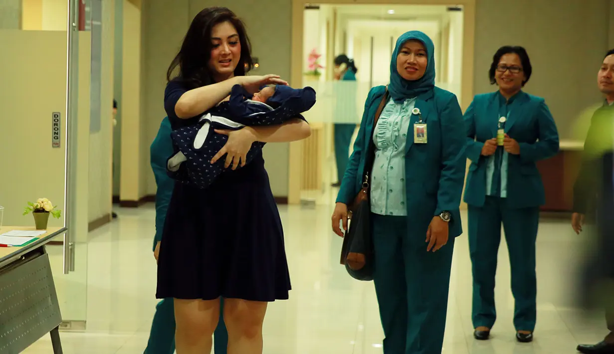 Makna dari nama itu dijelaskan oleh Dhena bahwa Zayn itu artinya keindahan. Zavier, selalu jadi orang yang diberkati. (Deki Prayoga/Bintang.com)