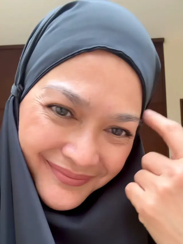 Potret Donna Harun Dibalut Abaya dan Khimar. [@donnaharunofficial]