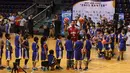 Bintang NBA dari Oklahoma City Thunder, Enest Kanter memberikan arahan kepada anak-anak di Britama Arena, Jakarta, Kamis (18/5/2017). Kehadiran Enest Kanter untuk memberikan coaching clinic selama tournya ke Indonesia. (Bola.com/Andri/Magang)